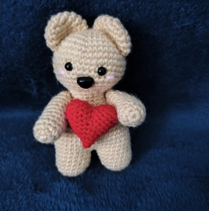 Miś wykonany na szydełku, rękodzieło
