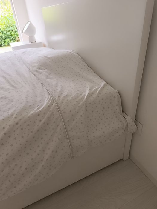 Cama com estrado e colchão. Em bom estado como dá para verificar nas fotos . Incluí duas mesinhas de cabeceira  e tem 4 gavetoes