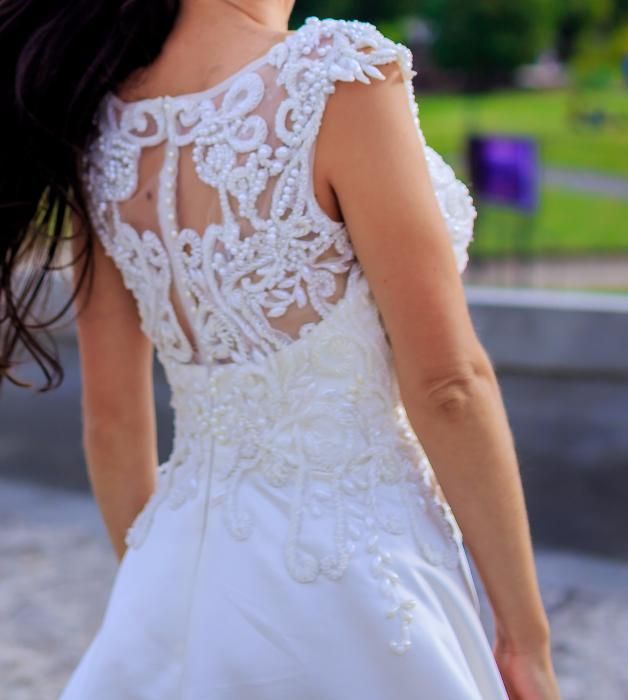 продам весільну сукню