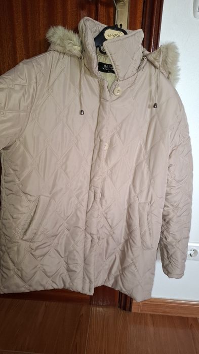 Blusão acolchoado com capuz
