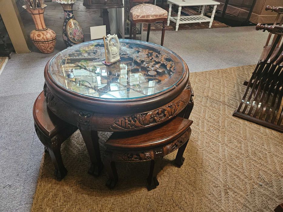 Lindíssima mesa de chá - Oriental - com quatro bancos - Algumas marcas de uso