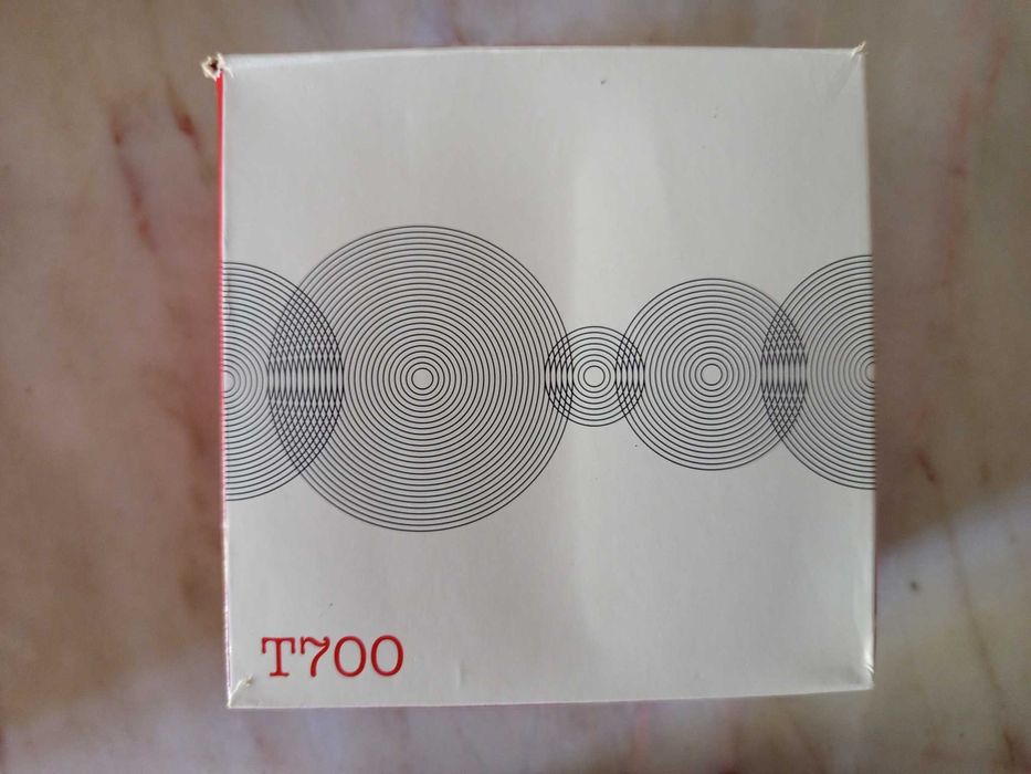 Telemóvel Sony Ericsson T700 com colunas e auriculares.  Novo.