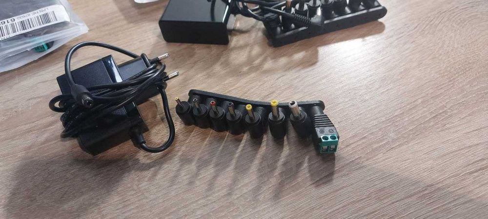 Adapter Zasilający Stałonapięciowy 12V 1A z Wtyczkami DC - 5,5 x 2,1