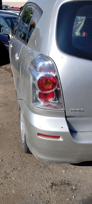 Toyota Corolla Verso lampy tył prawa lewa komplet  części