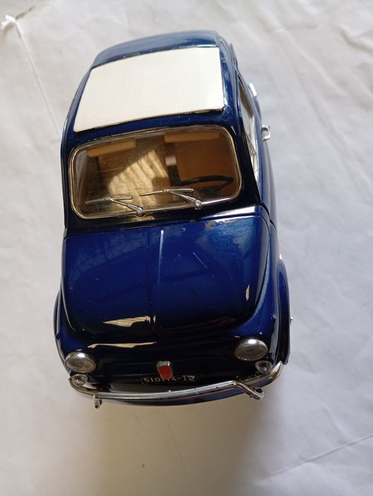 Miniatura Fiat 500 da Burago escala 1/16