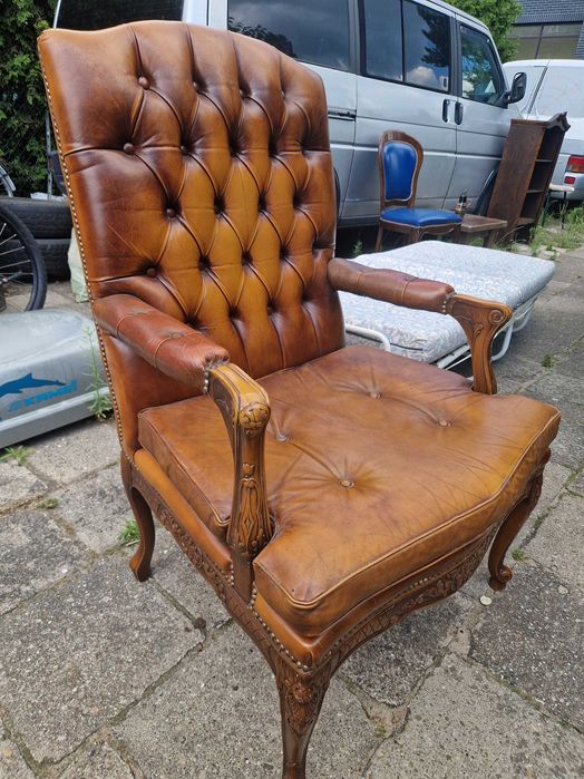 Skórzany fotel w stylu chippendale