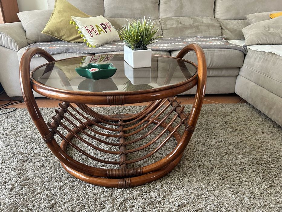 Mesa de centro em bambu com tampo em vidro em bom estado