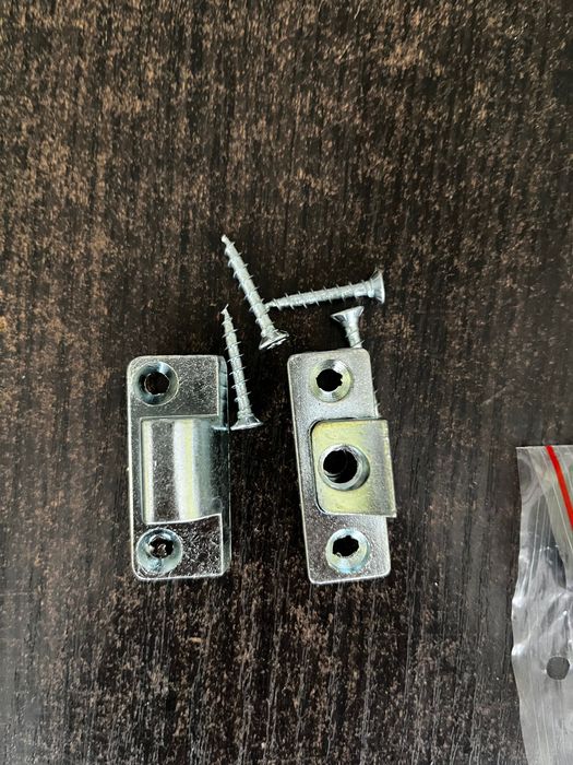 DOCISK WEWNĘTRZNY OKIENNY KRYTY metalowy - wkręty gratis