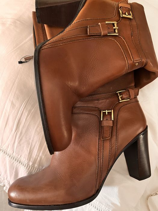 Botas da zara em pele no exterior e  interior, novas com salto de 9 cm