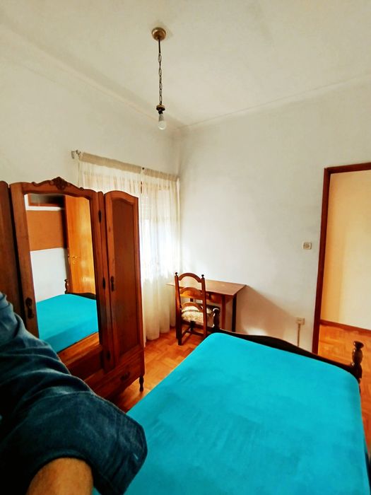 Alugo quarto em apartamento de estudantes
