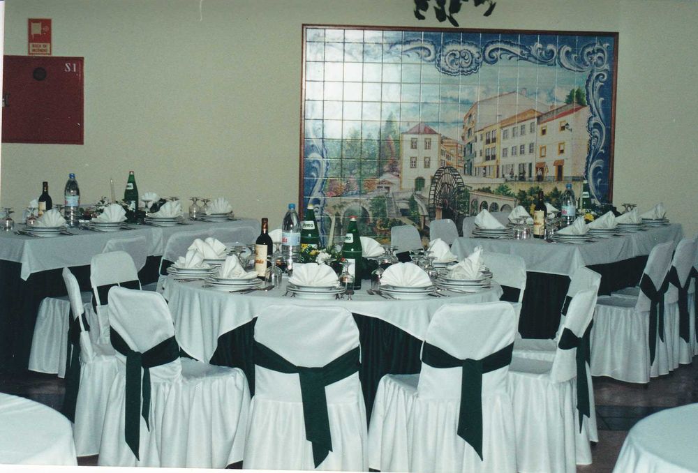 Cadeira para eventos com forra e laço