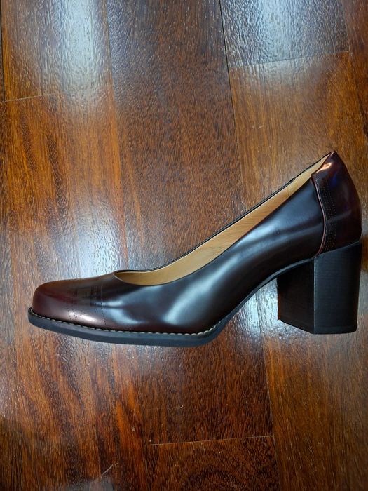 Sapatos marca Clarks em pele cor bordeux de salto grosso