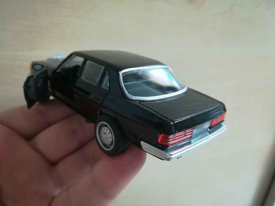 Model nowy Mercedes-Benz 300D (1981r) 1:36