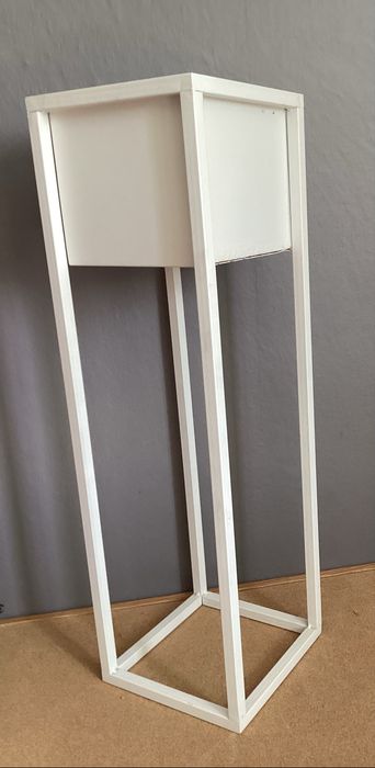 Metalowy kwietnik stojący