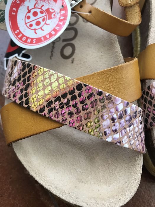 Sandalias em pele Yokono Novas