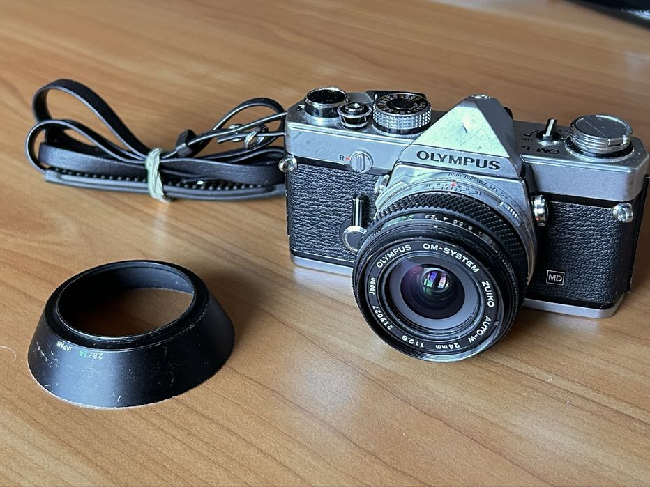Aparat analogowy Olympus OM-1 z obiektywem 24mm