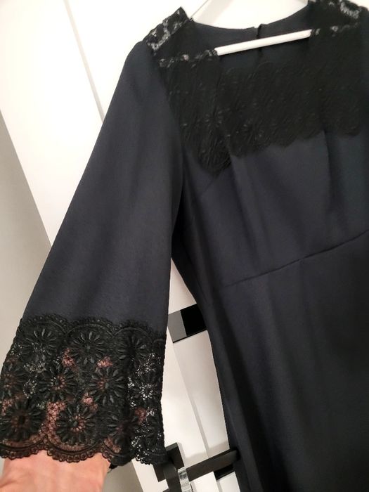 Śliczna elegancka z ozdobnym rękawem czarna sukienka,
