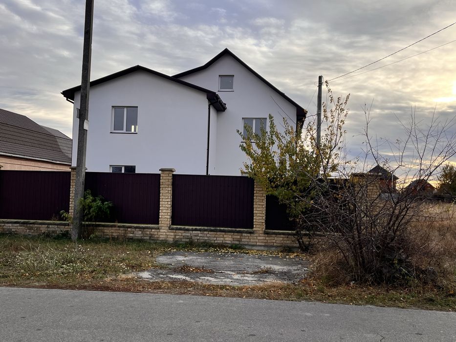 Продаж двох будинків за ціною одного