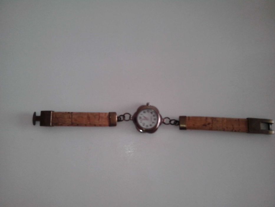 Relógio com pulseira de cortiça.