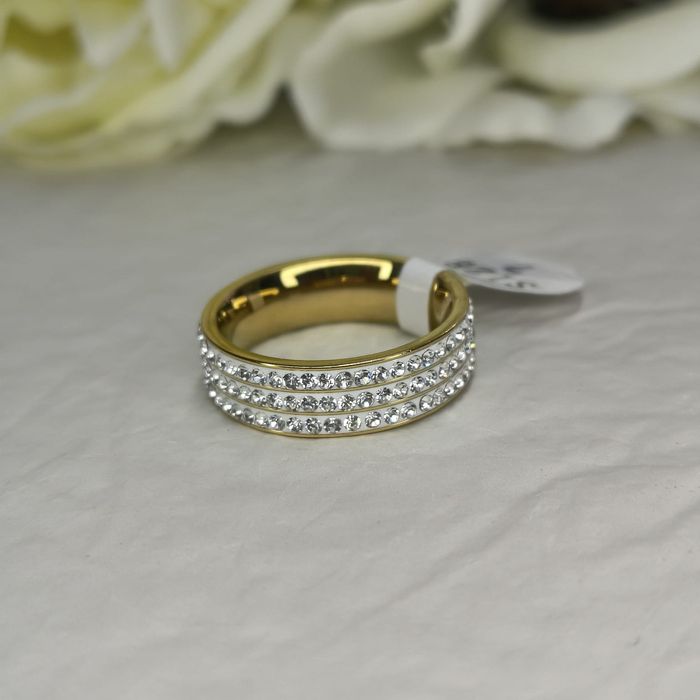 Złoty pierścionek ze stali chirurgicznej – 3 rzędy kryształków 
Sprze