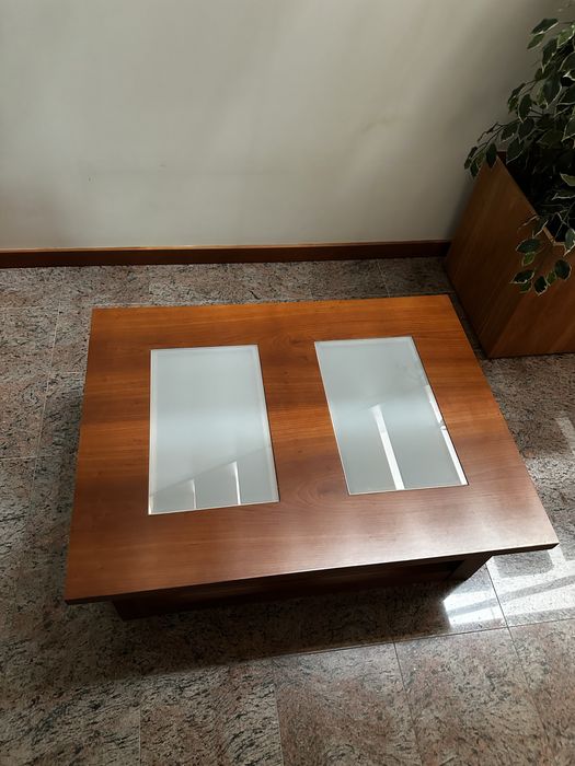 Mesa de centro em madeira e vidro