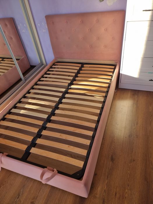 Ліжко 120/200 -спальне місце. В гарному стані. Матеріал велюр.