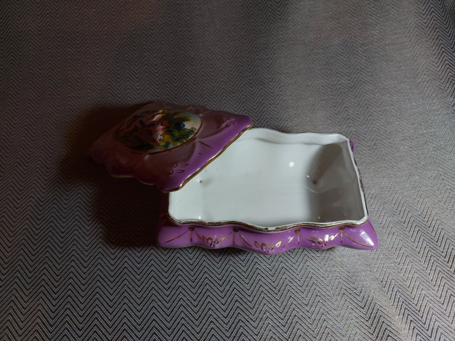 Caixinha de porcelana lilás antiga / Guarda joias antiga