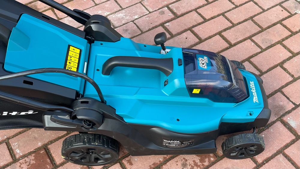 Kosiarka akumulatorowa 33cm 1x5Ah Makita DLM330ST