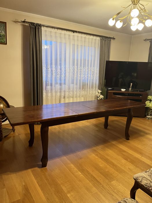 Stół z krzeslami robiony przez stolarza