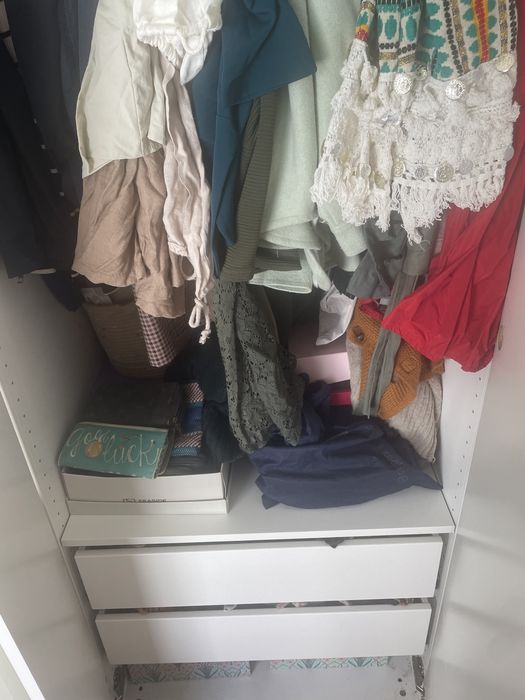 Vende-se guarda fato ikea com  duas gavetas