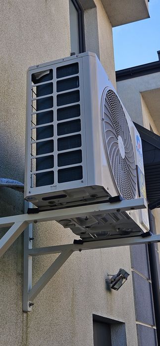 Klimatyzator ścienny biały firmy GREE