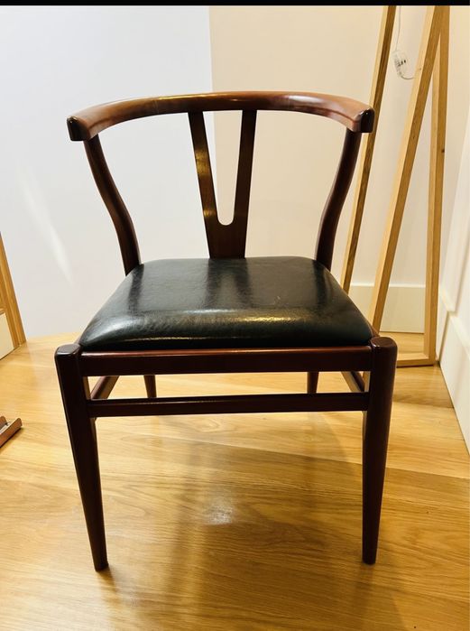 2 Cadeirões classicos novos em madeira fina e estofo em couro!