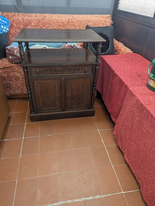 Móvel de televisão em mogno