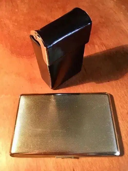 2 CIGARREIRAS - 1 em pele - 1 em metal dourado - anos 70/80