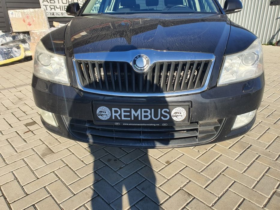 Передній бампер skoda Octavia a5 рестайл колір 9910 чорний під омивачі