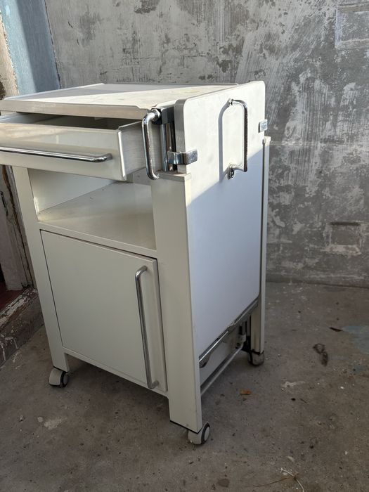 Медична приліжкова тумба