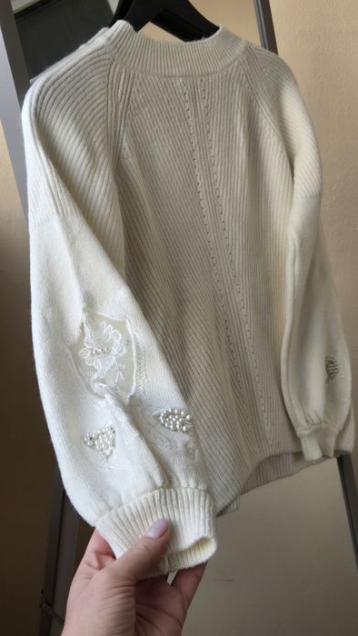 Светр молочний з гарними рукавами