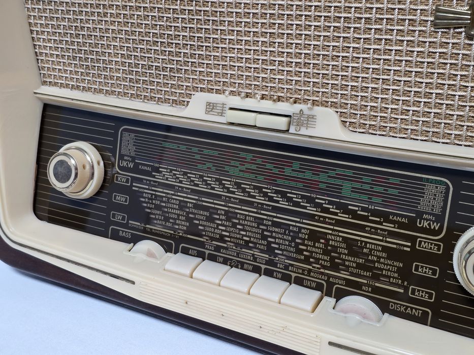 Rádio antigo reparado Schaub-Lorenz