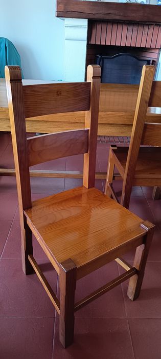 Mesa de madeira maciça com 8 cadeiras