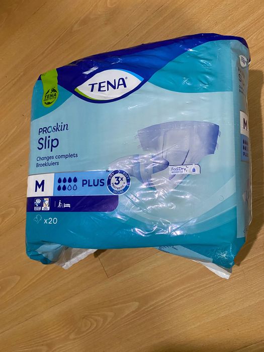 Roupas, tênis e fraldas tamanho M e G.