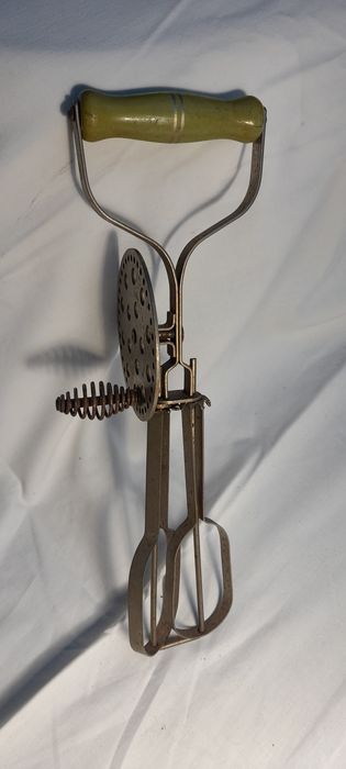 Antiga maquina de bater claras, ferro e madeira, anos 1920 ( aprox.)