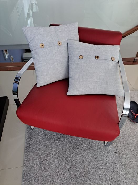 Cadeirão vermelho em pele