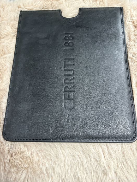 czarne, skórzane etui na tablet marki Cerruti