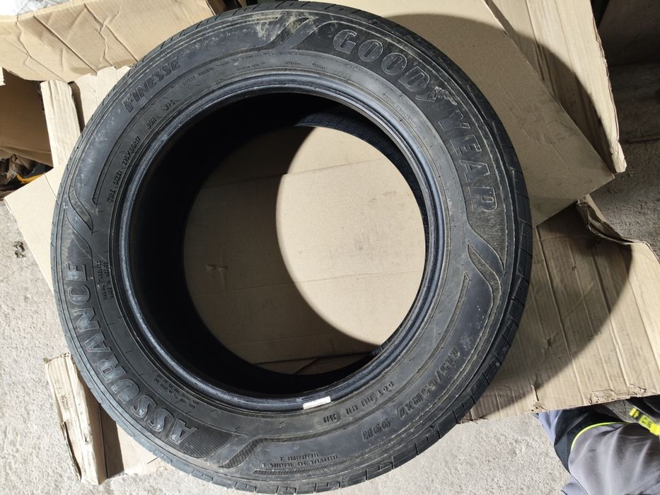 Продам комплект резины 215 65 R17