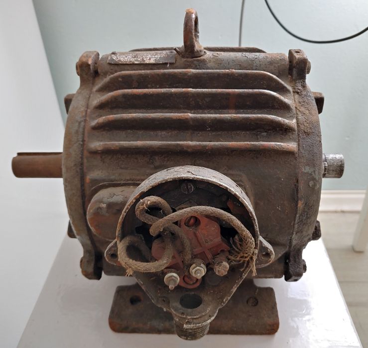 Электромотор АО2-31-4, 2,2 квт. (СССР). Б/у.
220/380 в. 1420 об/мин. 2