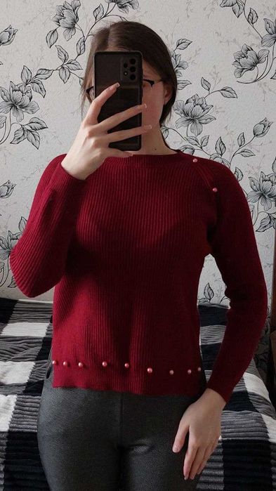 Светр бордового кольору