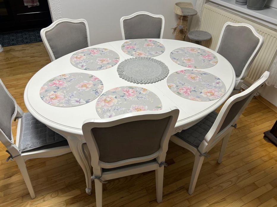 Stół drewniany z krzesłami