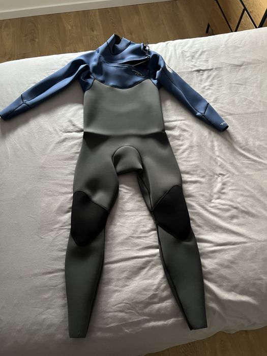 Fato azul de surf