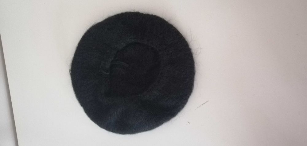 zestaw stare berety damskie beretki beretka beżowe beżowa czarna