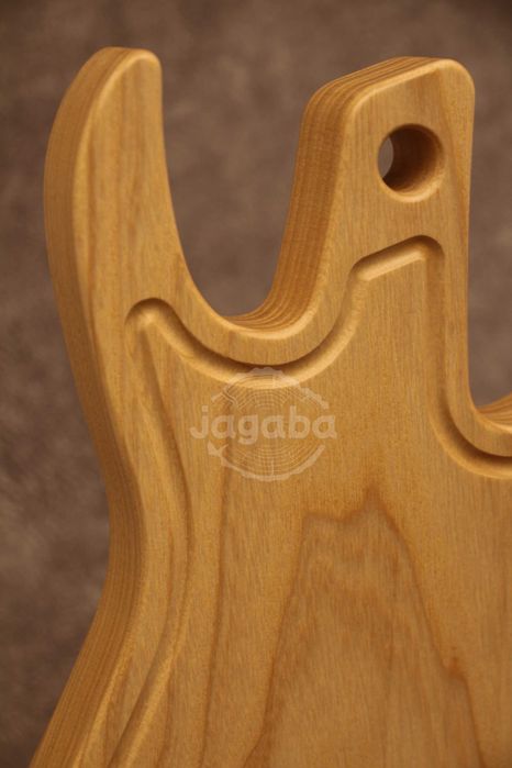 Deska do krojenia z litego drewna jesionowego - Gitara